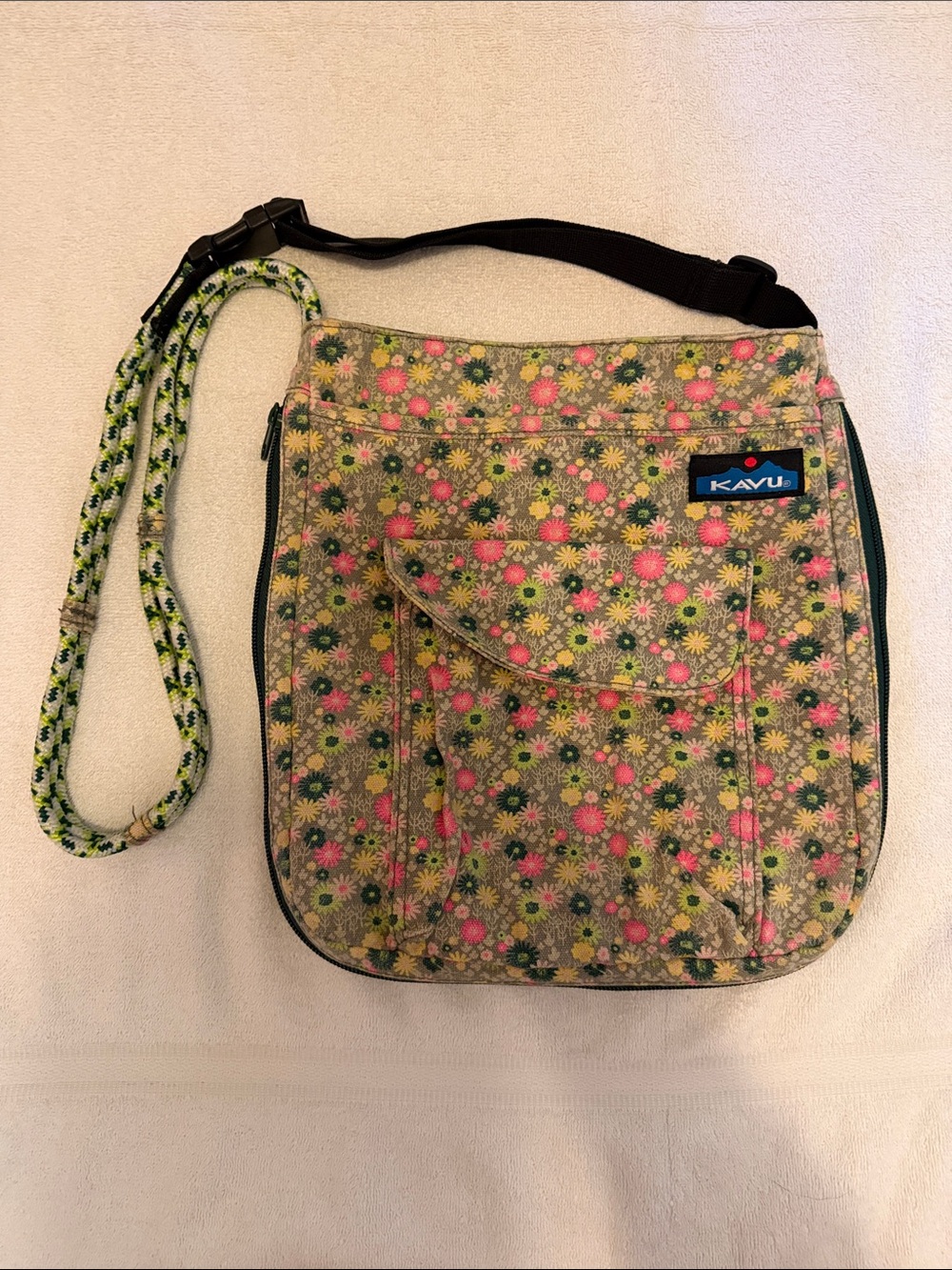 KAVU Keeper Canvas Crossbody Purse in Ditsy Floral Print and Adjustable Strap